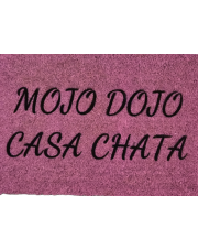 Różowa wycieraczka kokosowa z napisem Mojo Dojo Casa Chata